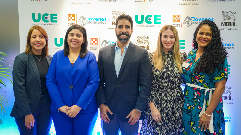 Patricia Contín, Ambar Zorrilla, Fernando Sapeg, Vera Troncoso y Marcelle Landestoy,