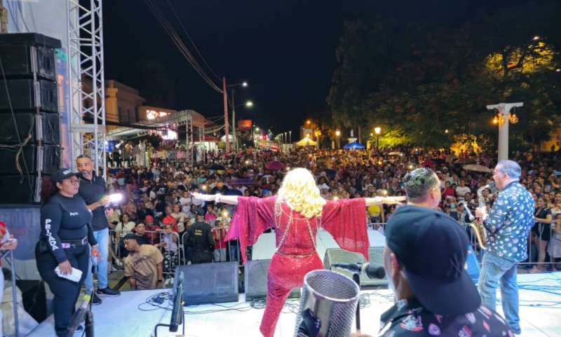 Fefita la Grande frente a la multitud que formó parte de los conciertos de inicio de la "Megarrapanda navideña".