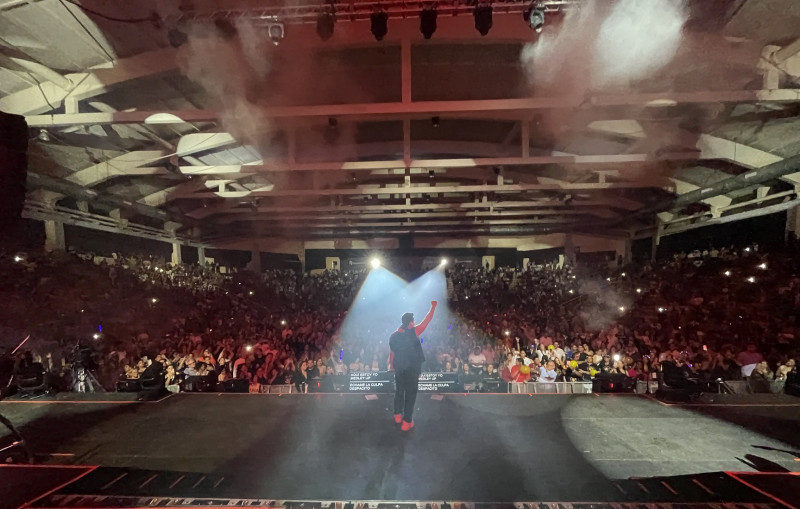 Luis Fonsi durante su presentación la noche del sábado 23 de noviembre 2024 en Santo Domingo.