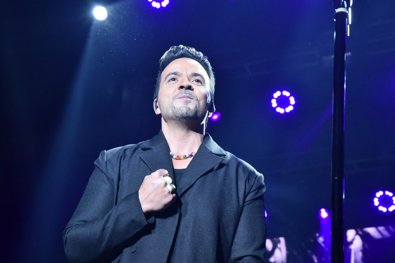 Visiblemente emocionado Luis Fonsi pronunció sus primeras palabras “Buenas noches, como se siente Santo Domingo, yo me llamo Luis Fonsi un placer, gracias por invitarme a su casa, este país que quiero tanto. Estamos listos para que esta noche sea inolvidable”.