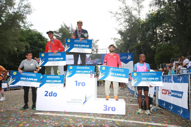 Ganadores en la rama masculina del Maratón Monumental Primer Santiago de América.Figuran, Alvaro Abreu, Amaury Rodríguez, Franklyn Téllez, Jaisson Alexander  y Alberto Bautista.