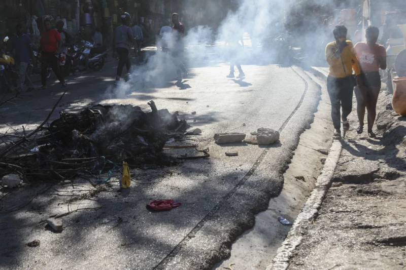 Los cadáveres de presuntos pandilleros que fueron quemados por residentes yacen apilados en medio de una calle en el barrio de Pétion-Ville en Puerto Príncipe, Haití, el martes 19 de noviembre de 2024.