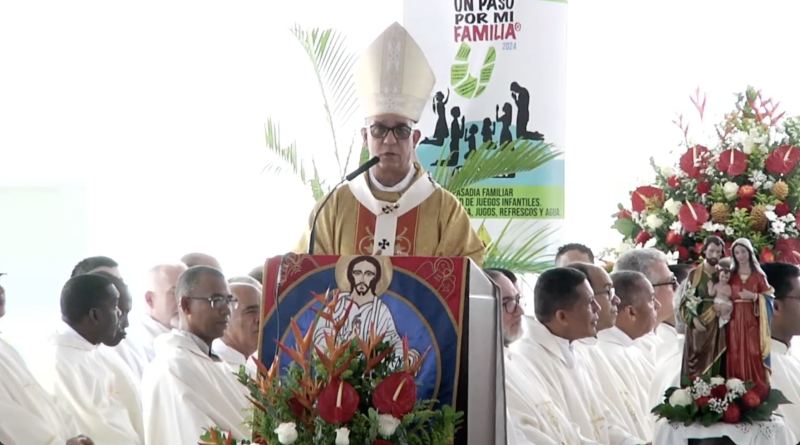 El obispo de Santiago, Héctor Rafael Rodríguez, encabeza caminata.