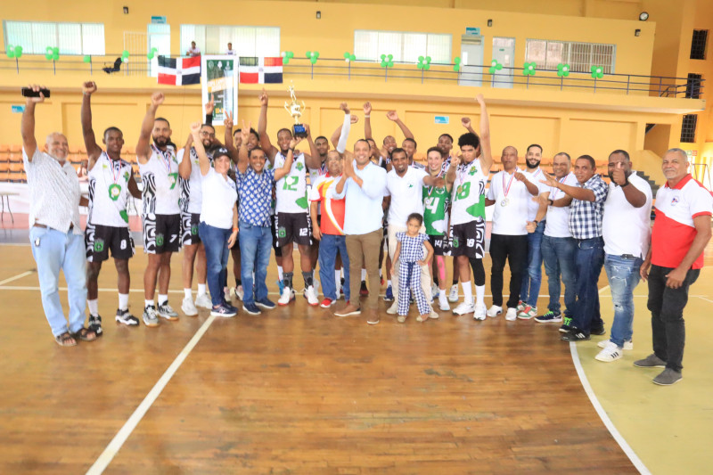 Alexis García, presidente de la Fedovoli, junto a Héctor Figari,  alcalde del municipio cabecera de  Monte Plata, así como a Víctor Miguel Soriano y Conrado Valdez premian al equipo de Monte Plata como campeón del torneo.