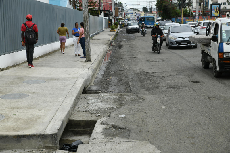 Los conductores esperan que el Ministerio de Obras Públicas y el Ayuntamiento cubran los hoyos en la avenida Isabel Aguiar.