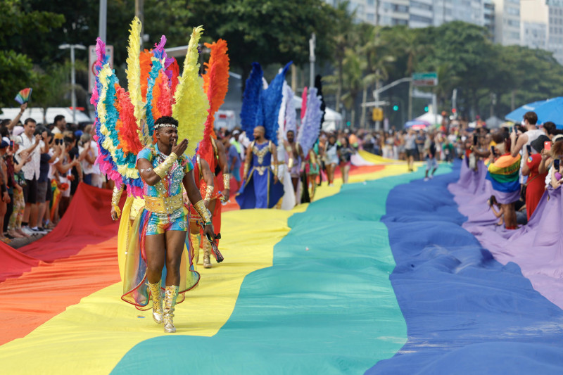 Personas participan en el 'Desfile del Orgullo LGBTIQ+'