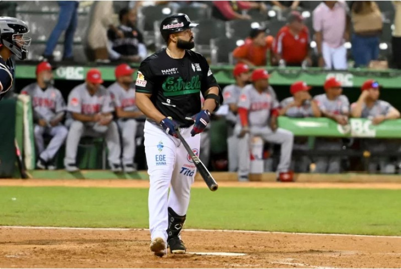 Wilín Rosario observa la pelota mientras se va de jonrón.