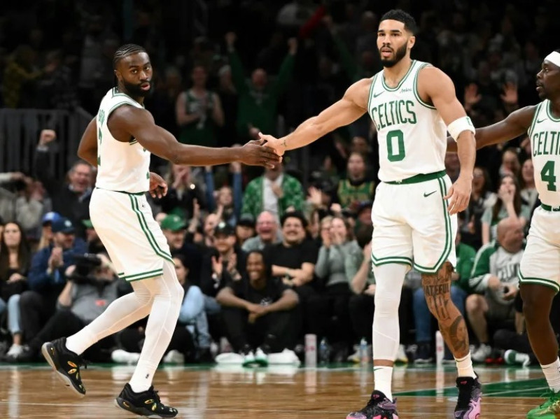 Jaylen Brown y Jayson Tatum se saludan durante el partido entre Celtics y Timberwolves.