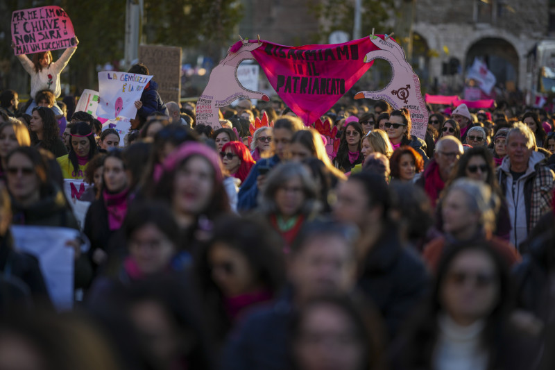 manifestación antes del Día Internacional para la Eliminación de la Violencia contra la Mujer