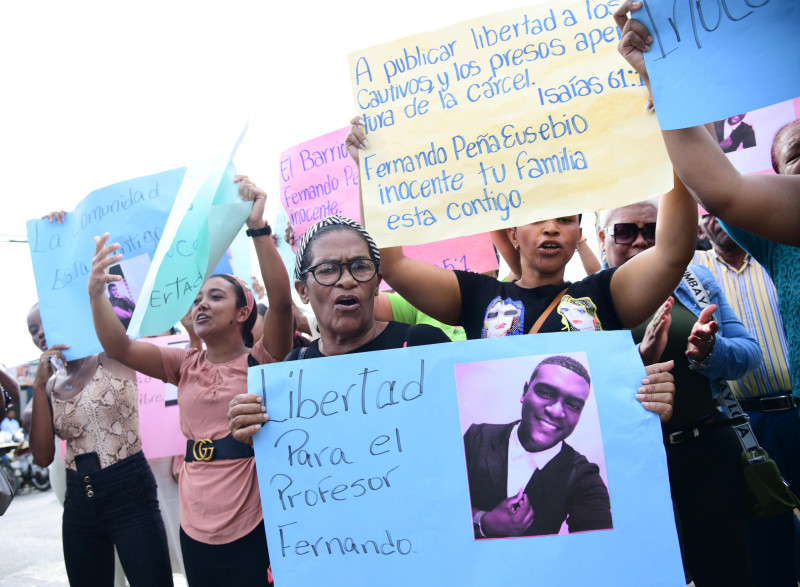 Familiares y allegados protestan a favor de Fernando Altagracia Peña Eusebia