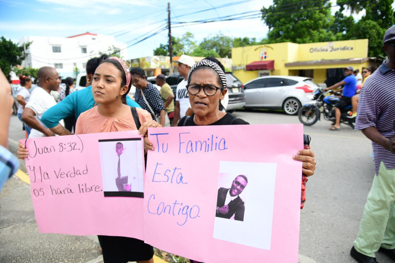 Familiares del profesor Fernando Altagracia Peña Eusebio protestan en San Pedro de Macorís