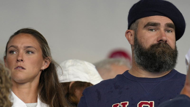 Jason Kelce y su esposa Kylie observan el partido de hockey femenino sobre césped entre Argentina y Estados Unidos, en el Estadio Yves-du-Manoir, en los Juegos Olímpicos de Verano de 2024, el sábado 27 de julio de 2024, en Colombes, Francia.