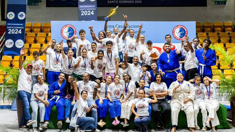 La representación de Judo Club Casa Nacional poco después de recibir la Copa de Campeón del invitacional.