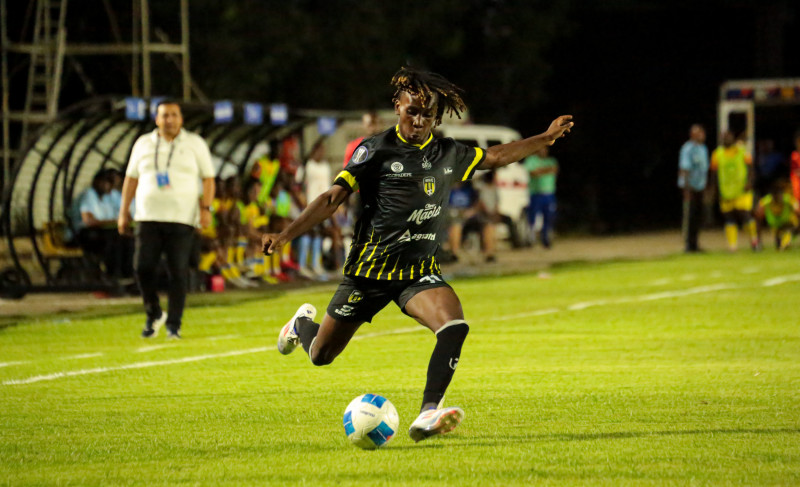 Jason Yambatis, del Moca FC aparece en acción en La Copa Caribeña.