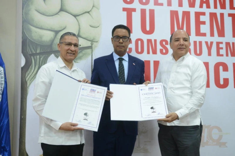 Momento de entrega en la UASD del reconocimiento al meritorio jurista Namphi Rodríguez.