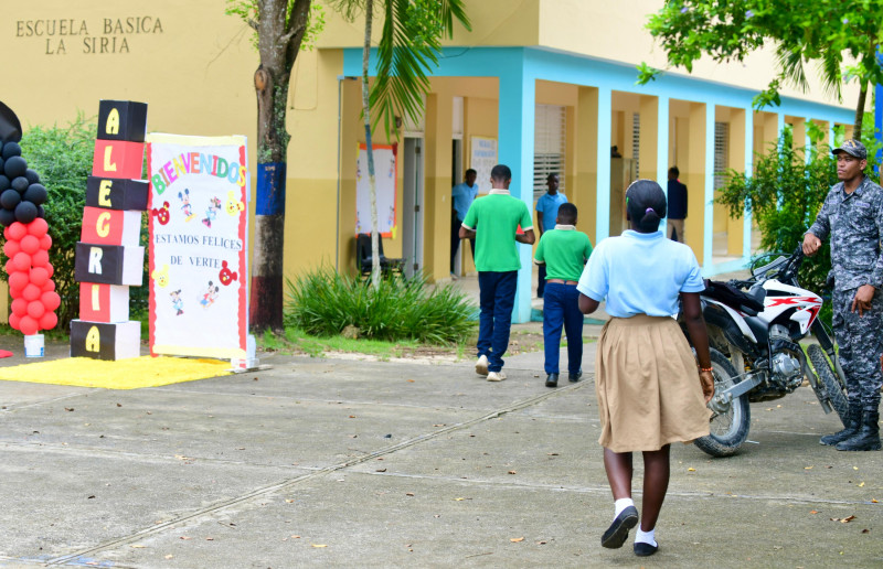 Bajo custodia policial y con la mayoría de docentes mujeres, se reanudaron las clases presenciales en la escuela básica La Siria.