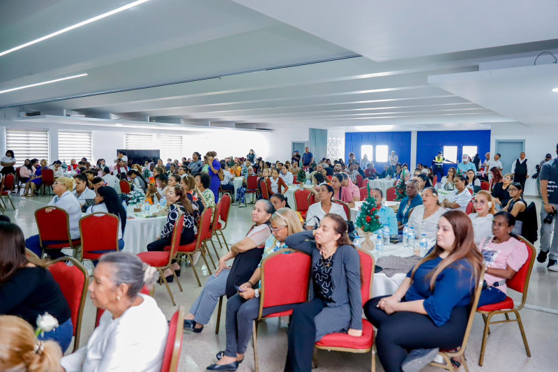 Asistentes al acto celebrado en Santiago con motivo al Día Internacional de la No Violencia Contra la Mujer.