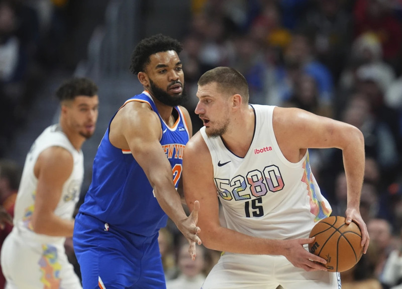 Karl-Anthony Towns, de los Knicks, defiende a Nikola Jokic, de los Nuggets, durante el partido del baloncesto de la NBA que ganó el equipo de Nueva York.