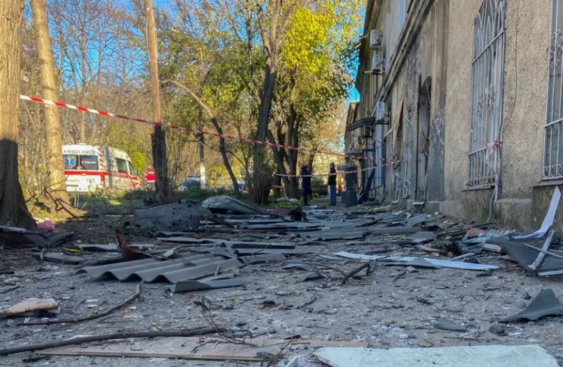 Daños en el lugar de un ataque con misiles que impactó en un edificio en Odesa, suroeste de Ucrania.