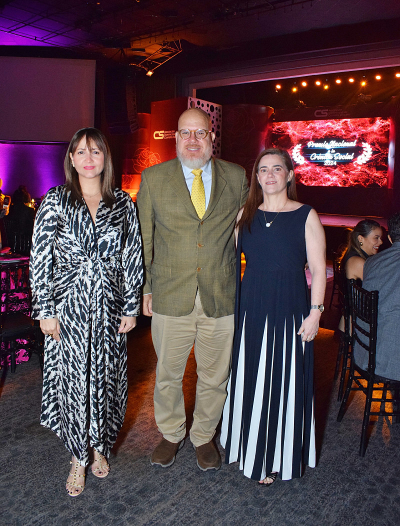 Ivelisse Muñiz, Patricio Correa y Clara Fernández de Correa.