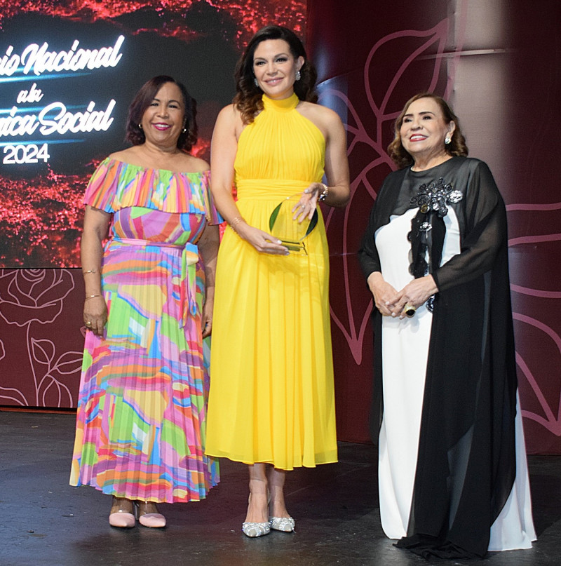 Noelia García de Pereyra recibe el reconocimiento Manos Aaltruistas, entregan de Mirna Pimentel y Zoila Puello.