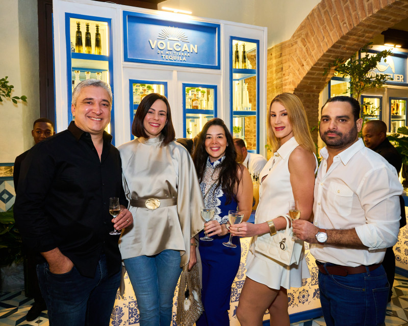 Gustavo Alba, Nicole Tactuk, Angeli Medina, Jenny Tactuk y Eduardo Medina