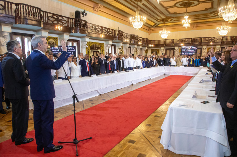 El presidente Abinader juramentando a varios comités de apoyo que seguirán el plan de reforma al sistema penitenciario.