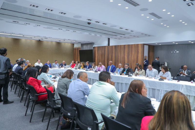 El ministro de Hacienda, José Manuel Vicente, y el director de Presupuesto, José Rijo Presbot, ofrecieron las explicaciones a la comisión bicameral del Congreso Nacional.