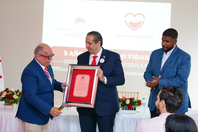 El ministro de Salud Pública, Víctor Atallah, recibió un reconocimiento durante el acto.