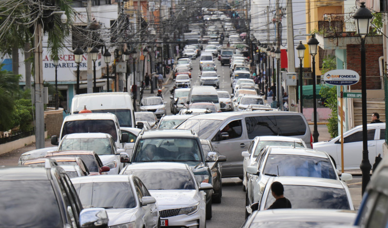 Los taponamientos son constantes en las calles y avenidas de Santiago.