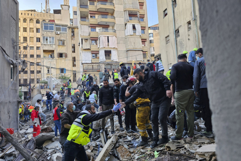 Equipos de rescate buscan víctimas en el lugar donde se produjo un ataque aéreo israelí contra un edificio en Beirut, Líbano, el martes 26 de noviembre de 2024