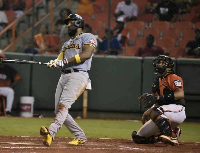 Jerar Encarnación se queda mirando el trayecto de la pelota tras pegar cuadrangular.