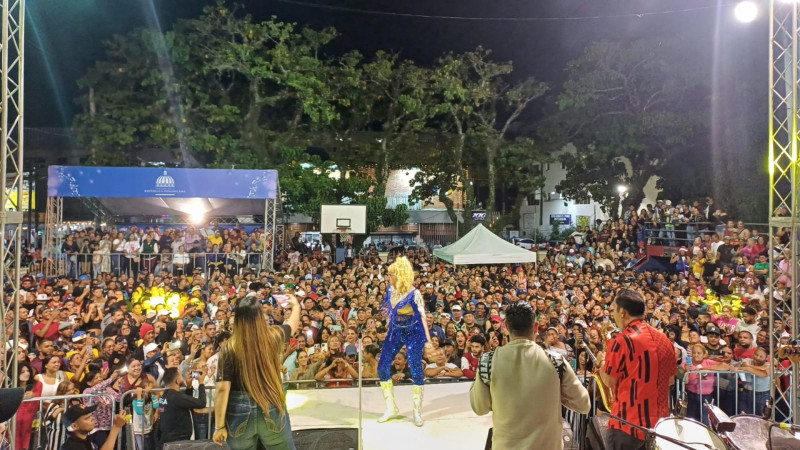 Fefita la Grande puso a bailar a la multitud que fue parte de la parada en la montaña de la "Megaparranda navideña 2024".