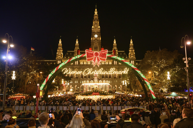 iluminaciones en el Wiener Chritkindlmarkt frente al ayuntamiento de Viena,