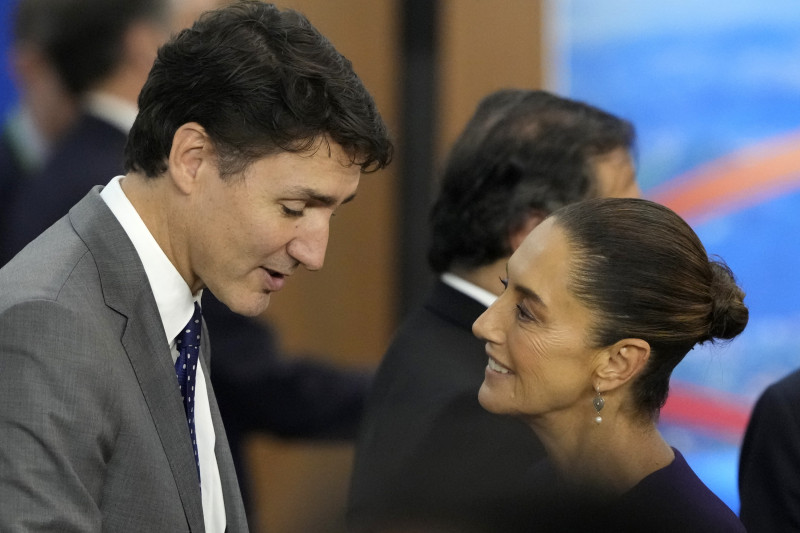 El primer ministro de Canadá, Justin Trudeau, a la izquierda, y la presidenta de México, Claudia Sheinbaum