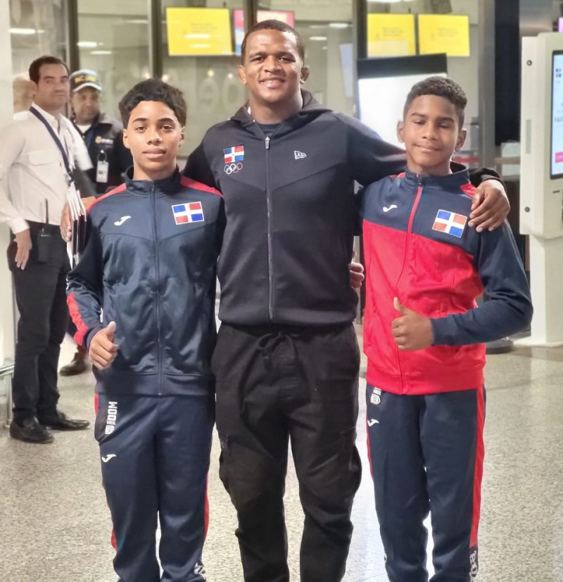 El entrenador Elmert Ramírez junto a dos de los atletas judocas que participarán en el torneo.