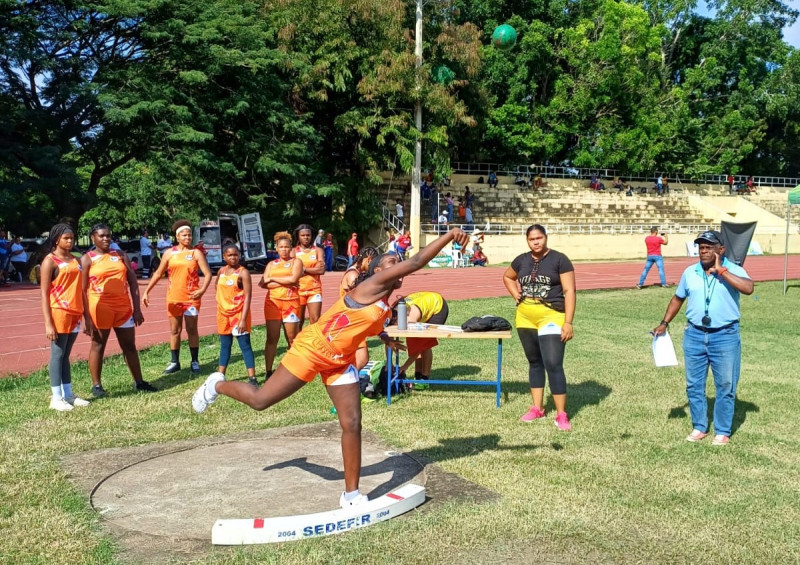 Acción de una competencia de lanzamiento de la jabalina en la pasada actividad en la provincia Hermanas Mirabal.