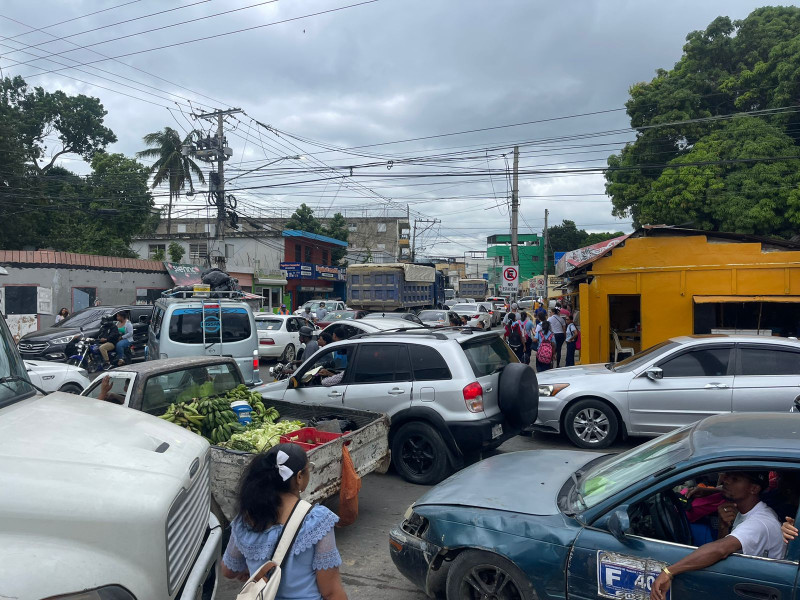 Largos tapones se registran en calles y avenidas de Santiago.