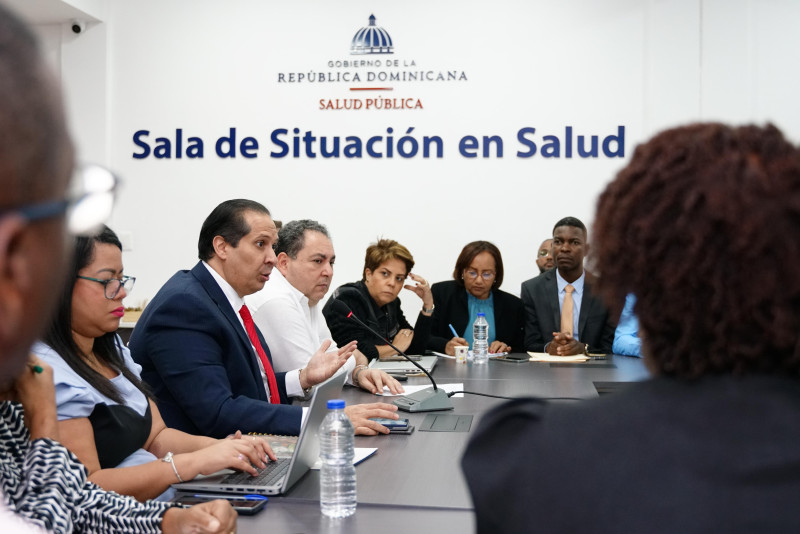 El ministro de Salud, Víctor Atallah, se reunió con dirigentes de gremios del sector.