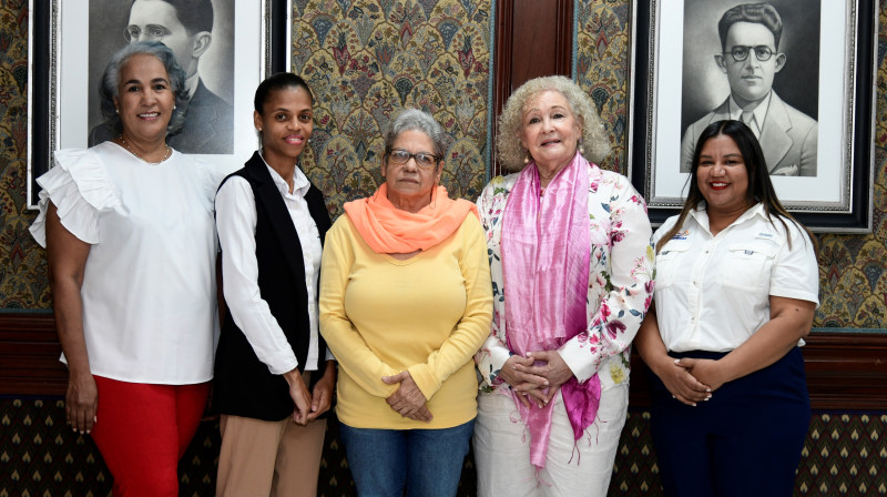 Ruffa Gómez, Rosanna Guzmán, Rosanna Santana, Yvonne Arias (coordinadora del Encuentro Verde) y Heidy Santana, coordinadora ambiental de la fundación Propagás.