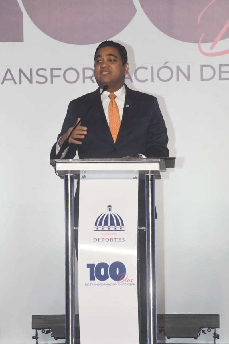 El ministro Kelvin Cruz, durante el concurrido acto realizado en el Autidorio del Pabellón de la Fama del Deporte Dominicano, enumeró los logros alcanzados en sus primeros 100 días al frente del Ministerio de Deporte.