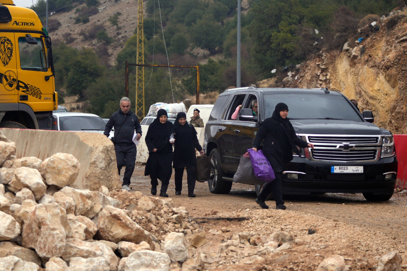 Residentes desplazados regresan de Siria en el cruce fronterizo de Masnaa, en el este del Líbano, tras un cese del fuego entre Israel y Hezbollah, ayer.