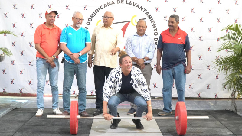 Anneris Rodríguez, presidenta de la Asociación de Pesas de Santiago Rodríguez, realiza la alzada de honor. Figuran  William Ozuna, Porfirio Veras Mercedes, José Miguel Robiou y Radhamés Adames.