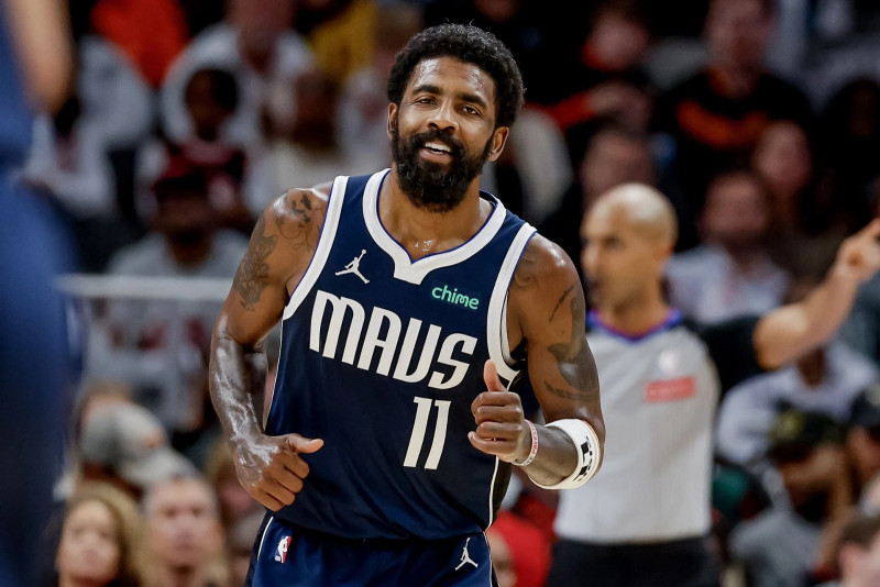 Kyrie Irving fue uno de los mejores anotadores en el triunfo de los Mavericks.