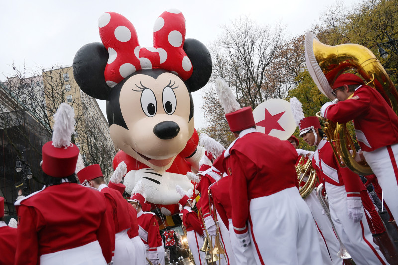 Una banda de música se prepara para el Desfile del Día de Acción de Gracias de Macy's