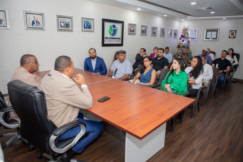 El director ejecutivo de Pro Consumidor, Eddy Alcántara, en una reunión reciente con representantes de empresas embotelladoras de agua.