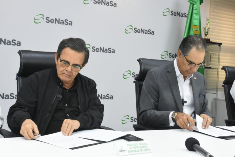 El director ejecutivo de SeNaSa, Santiago Hazim Albainy, y el presidente de la ANPA, Víctor Hugo Hernández, durante la firma del convenio, el cual tiene como objetivo promover la protección sanitaria de los profesionales agrícolas.