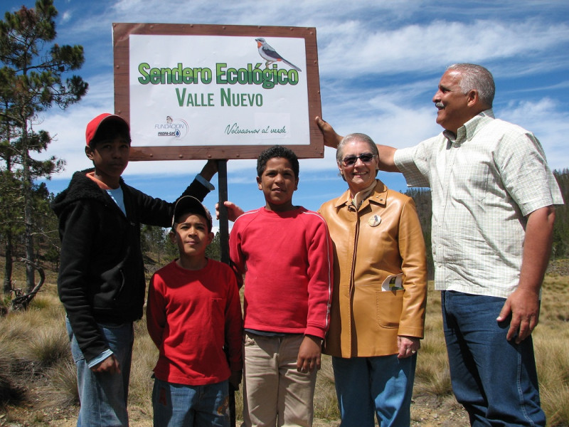 Doña Rosa Margarita de Bonetti es la nueva directora del parque. En la imagen, junto a jóvenes de comunidades cercanas y el ministro de Medio Ambiente, Jaime David Fernández Mirabal