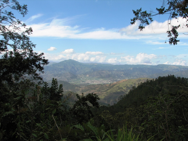 La ciudad de Constaza, a lo lejos, vista desde las montañas de Valle Nuevo.