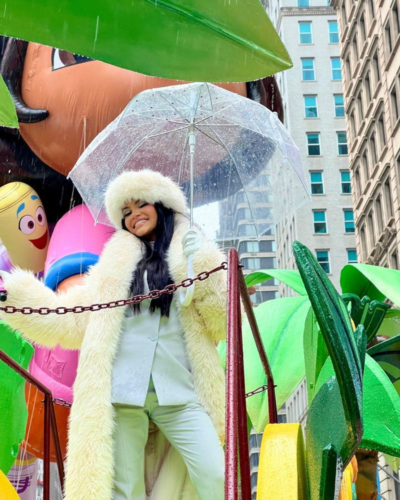 Natti Natasha en la carroza de Nickelodeon durante el desfile de Acción de Gracias de en el Macy’s.